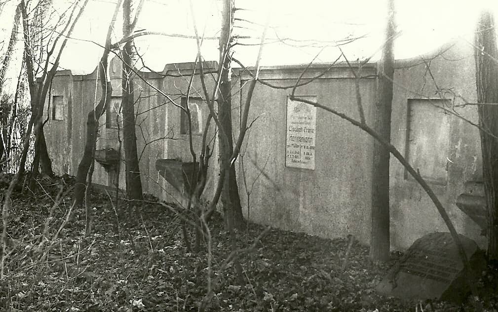 Na zdjęciu zdewastowana ściana slużąca pochówkom spopielonym