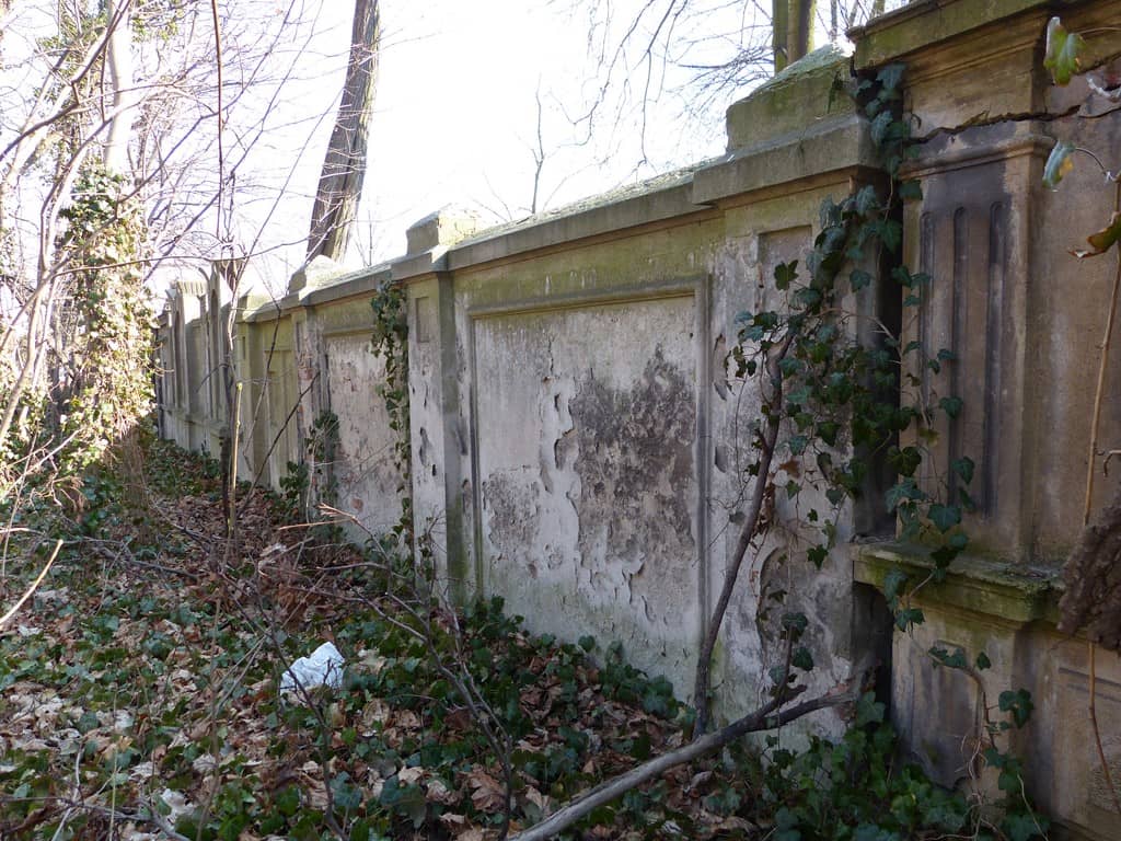 Na zdjęciu zdewastowana ściana służąca pochówkom spopielonym