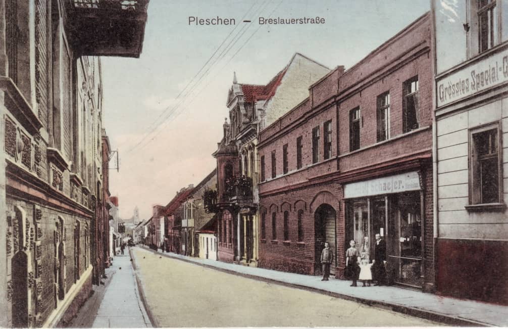 Zdjęcia archiwalne przedstawia obecną ulicę Sienkiewicza