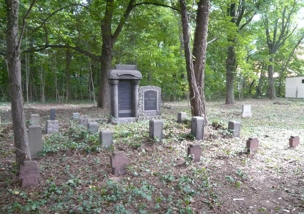 Na zdjęciu groby na cmentarzu