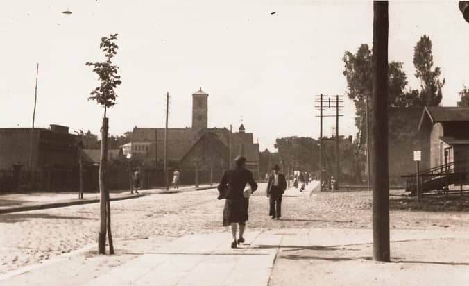 Zdjęcie archiwalne przedstawia widok na kościół ewangelicki i dzisiejszą ulicę Sienkiewicvza
