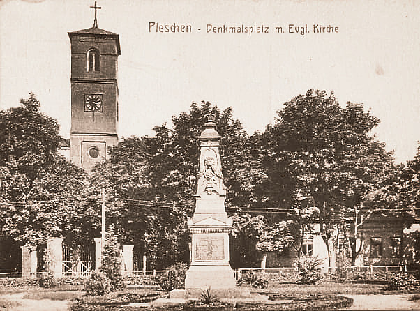 Zdjęcie archiwalne przedstawia widok na kosciół ewangelicki oraz pomnik poległych