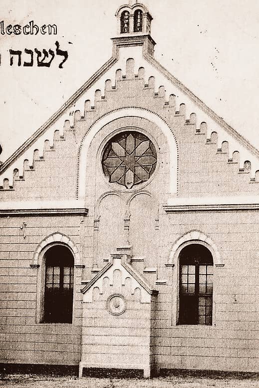Zdjecie przedstawia synagogę w Pleszewie przed drugą wojną światową