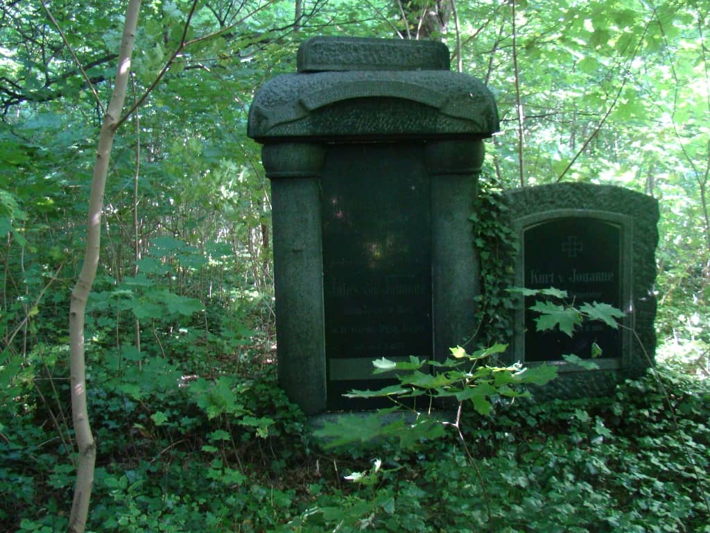 Na zdjęciu jeden z grobów cmentarza