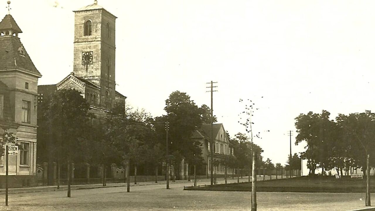 Zdjęcie archiwalne przedstawia widok na kościół ewangelicki