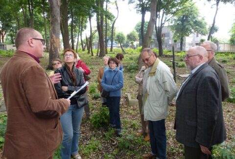 Grupa osób podczas zwiedzania cmentarza