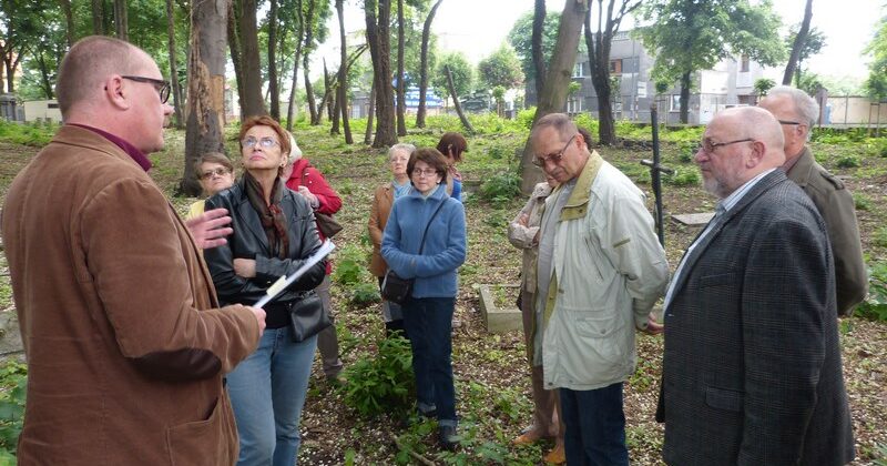 Grupa osób podczas zwiedzania cmentarza