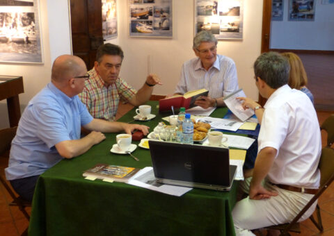 Na zdjęciu grupa osób dyskutujących przy stole